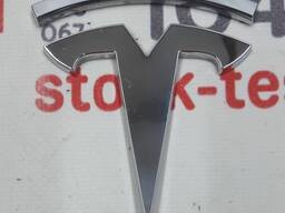 100856-00-A Emblème "T" du couvercle du coffre de la Tesla Model S. Le badge d'entrepr
